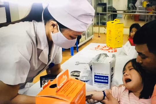 Lấy mẫu xét nghiệm cho trẻ tại Bắc Ninh hôm nay