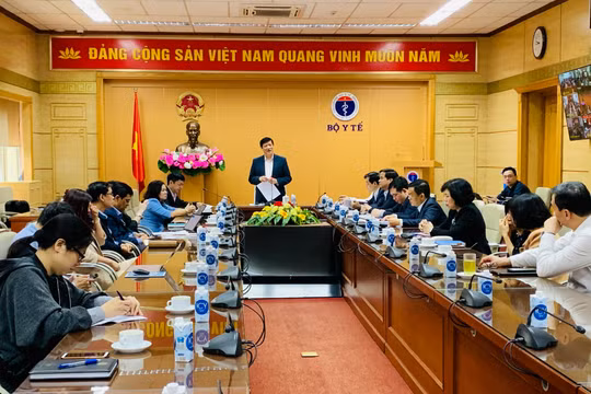 GS.TS. Nguyễn Thanh Long – Ủy viên TW Đảng, Bộ trưởng Bộ Y tế - chủ trì cuộc họp đảm bảo an toàn phòng, chống COVID-19 tại các cơ sở khám, chữa bệnh.