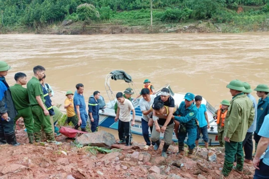 Cáng nạn nhân vụ sạt núi ở Lào Cai 7 km đường rừng để cứu chữa