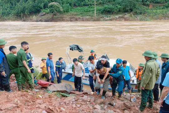 Cáng nạn nhân vụ sạt núi ở Lào Cai 7 km đường rừng để cứu chữa