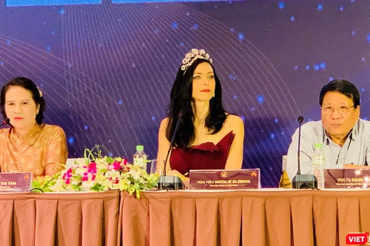 Hoa hậu Hoàn vũ thế giới 2005 Natalie Glebova dự họp báo 