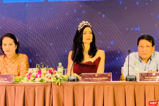 Hoa hậu Hoàn vũ thế giới 2005 Natalie Glebova dự họp báo 