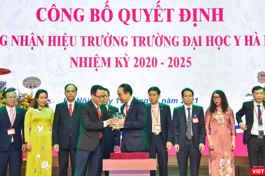 GS.TS. Tạ Thành Văn - Bí thư Đảng uỷ, Chủ tịch Hội đồng Trường Đại học Y Hà Nội - trao biểu trưng của Trường cho GS.TS. Nguyễn Hữu Tú - tân Hiệu trưởng.