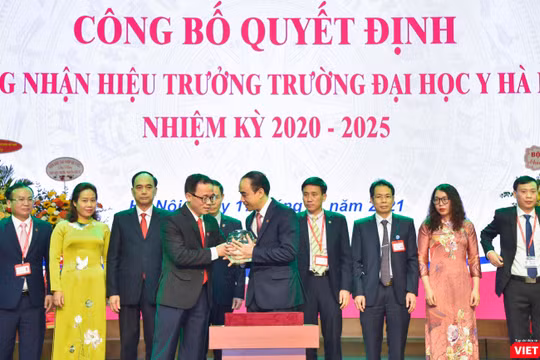 GS.TS. Tạ Thành Văn - Bí thư Đảng uỷ, Chủ tịch Hội đồng Trường Đại học Y Hà Nội - trao biểu trưng của Trường cho GS.TS. Nguyễn Hữu Tú - tân Hiệu trưởng.