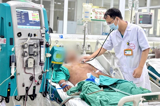 Thanh niên nguy kịch sau khi ăn tiết canh, người thân phá cửa đưa đi cấp cứu