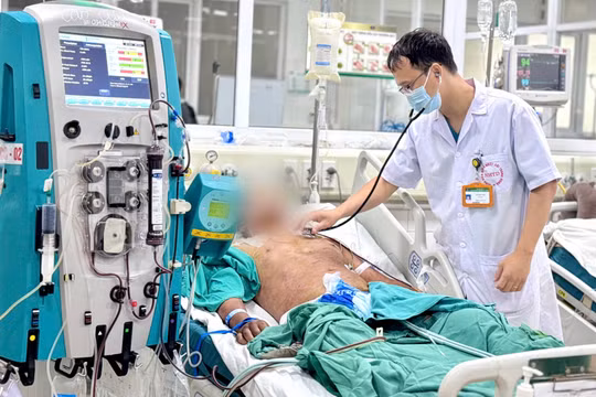 Thanh niên nguy kịch sau khi ăn tiết canh, người thân phá cửa đưa đi cấp cứu