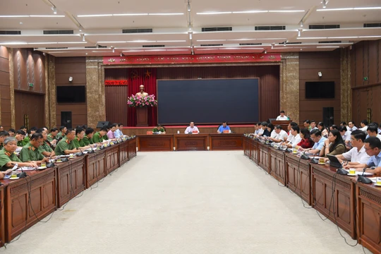 Sáng nay, Hà Nội có cuộc họp đánh giá bước đầu và đề ra các biện pháp xử lý hậu quả của vụ hỏa hoạn xảy ra tại chung cư mini phố Khương Hạ. (ảnh: Ngọc Yến)