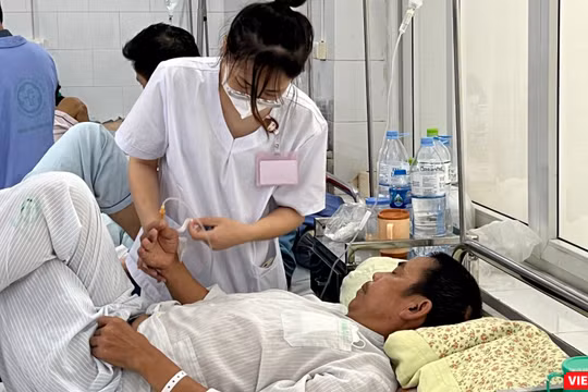 Sốt xuất huyết và COVID-19 gia tăng, các bệnh viện phải kiểm soát chặt chẽ lây nhiễm