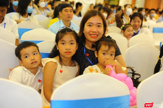 Một gia đình từng hiếm muộn được điều trị thành công đến dự hội thảo