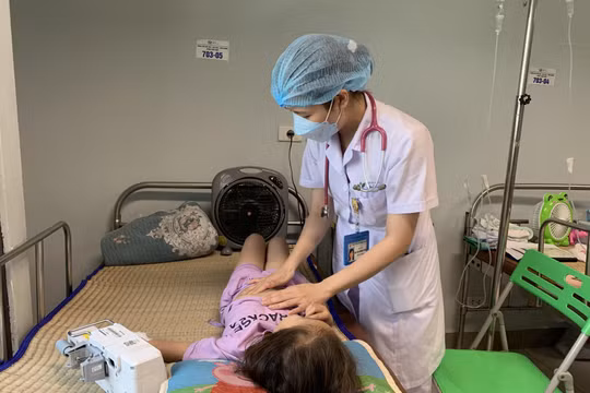 Bác sĩ Khoa Gan mật của Bệnh viện Nhi Trung ương khám sàng lọc bệnh viêm gan "bí ẩn" ở trẻ
