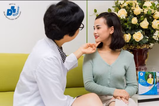 Bác sĩ Bệnh viện Da liễu Trung ương khám và tư vấn cho bệnh nhân