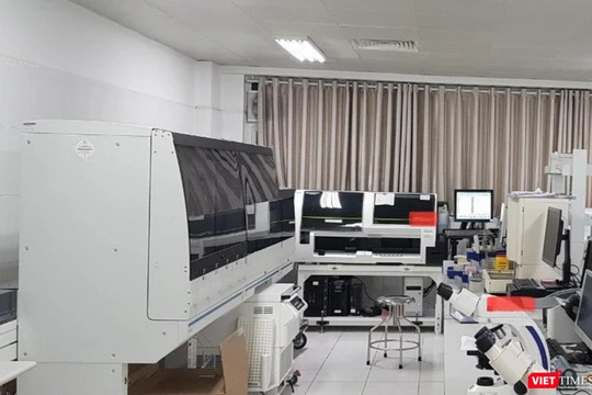 Hệ thống máy xét nghiệm do các hãng đặt tại các bệnh viện trị giá tiền tỷ liệu có phải chuyển sang cho, tặng các BV?