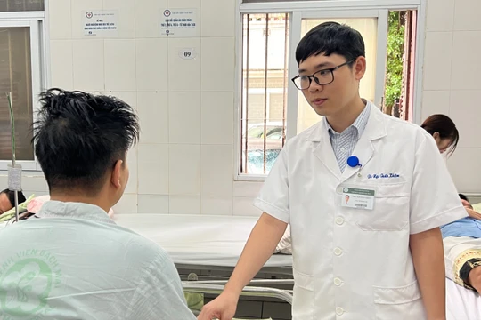 Bác sĩ bắt bệnh người đàn ông hào phóng tặng hết 2 xe tải mì tôm