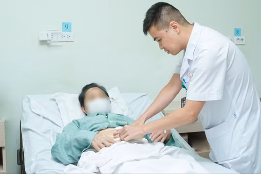 Nuốt phải tăm dài 7cm, cụ bà ở Hà Nội suýt tử vong vì thủng trực tràng