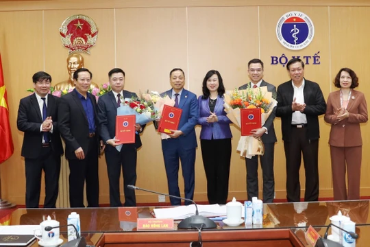 Lãnh đạo Bộ Y tế chúc mừng các cá nhân vừa được bổ nhiệm và bổ nhiệm lại