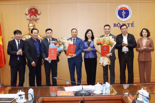 Lãnh đạo Bộ Y tế chúc mừng các cá nhân vừa được bổ nhiệm và bổ nhiệm lại