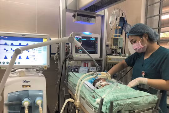 Cháu bé bị bỏ rơi đang được chăm sóc tận tình tại Bệnh viện Xanh Pôn