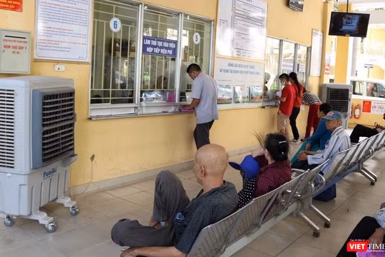 Bệnh viện Phổi Trung ương bố trí thêm quạt phun sương công suất lớn ở Khu khám bệnh