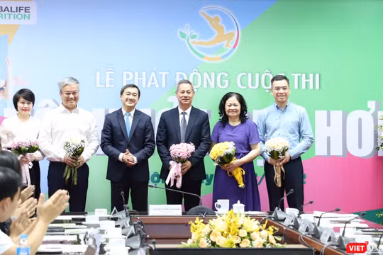 Thứ trưởng Bộ Y tế Trần Văn Thuấn tặng hoa Hội đồng giám khảo cuộc thi