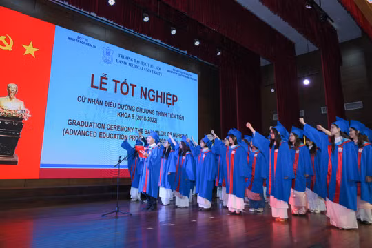 Các tân Cử nhân Điều dưỡng tại lễ tốt nghiệp