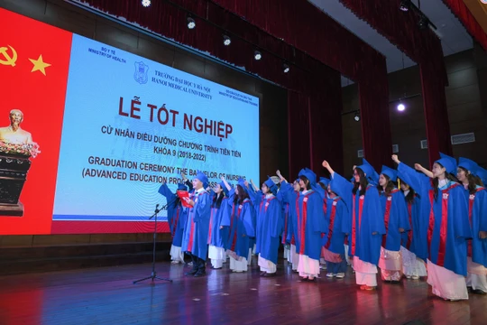 Các tân Cử nhân Điều dưỡng tại lễ tốt nghiệp