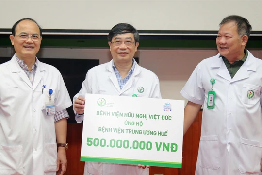 Bệnh viện Việt Đức hỗ trợ 1 tỷ đồng cho 3 bệnh viện bị thiệt hại nặng sau bão lũ