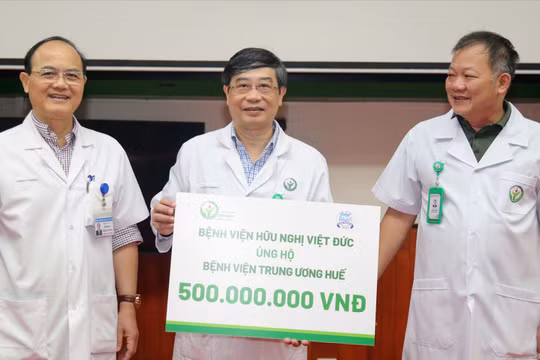 Bệnh viện Việt Đức hỗ trợ 1 tỷ đồng cho 3 bệnh viện bị thiệt hại nặng sau bão lũ