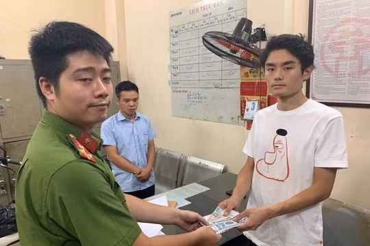 Công an trao trả số tiền cho du khách người Nhật đã bị tài xế grab chiếm đoạt