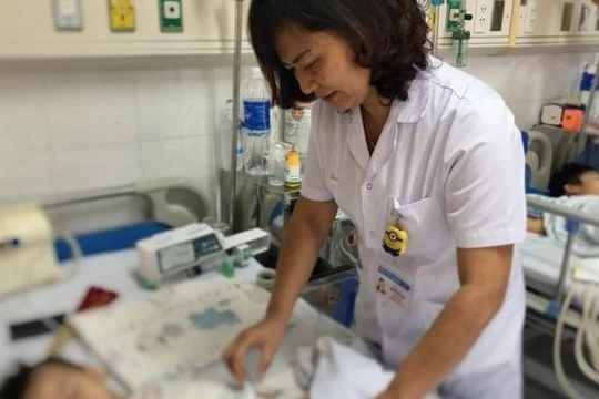 Báo động bệnh ấu trùng giun đũa chó, mèo do thói quen ôm ấp thú cưng