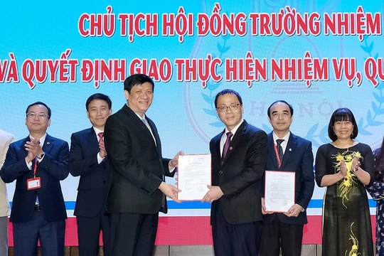 Q. Bộ trưởng Bộ Y tế Nguyễn Thanh Long trao quyết định Chủ tịch Hội đồng trường Trường Đại học Y Hà Nội cho GS.TS. Tạ Thành Văn