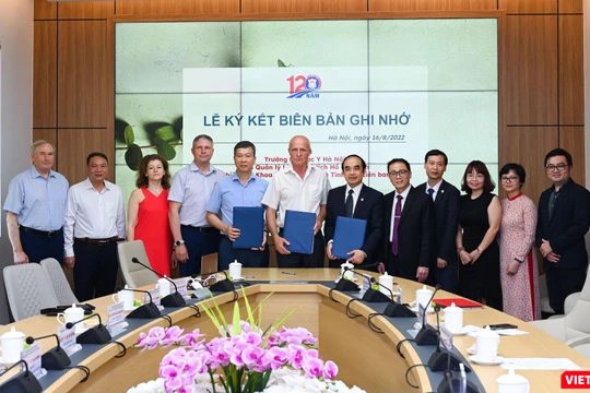 Đại diện Trường Đại học Y Hà Nội, BQL Lăng Chủ tịch Hồ Chí Minh và Viện Nghiên cứu khoa học Dược liệu và Tinh dầu Liên bang Nga ký biên bản ghi nhớ hợp tác đào tạo, nghiên cứu khoa học giữa ba bên.
