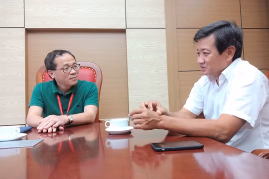 GS. Tạ Thành Văn trao đổi với ông Đoàn Ngọc Hải về vấn đề vận chuyển bệnh nhân sao cho an toàn và hiệu quả