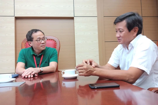 GS. Tạ Thành Văn trao đổi với ông Đoàn Ngọc Hải về vấn đề vận chuyển bệnh nhân sao cho an toàn và hiệu quả