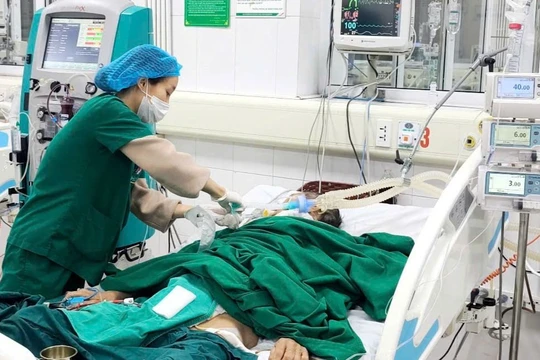 Uống rượu 10 ngày liền dịp Tết, người đàn ông rơi vào nguy kịch