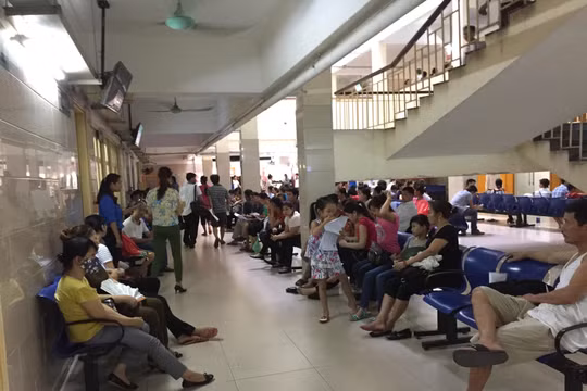 Bệnh nhân đi khám bệnh tại Bệnh viện Bạch Mai (Hà Nội) (ảnh Thanh Hằng)