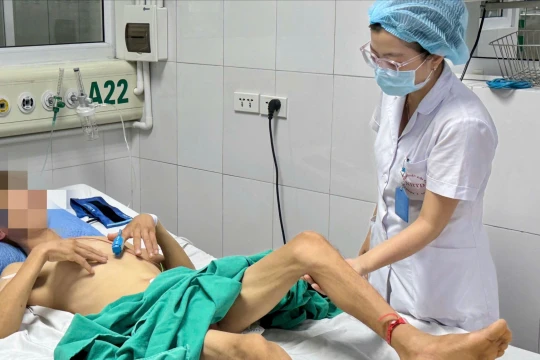 Nghe thầy lang “chữa bệnh” bằng nước lạ, người đàn ông chỉ còn da bọc xương nhập viện cấp cứu