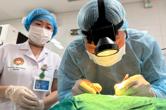 Nữ đại uý hiến tặng đôi giác mạc khi qua đời, giúp 2 người tìm thấy ánh sáng