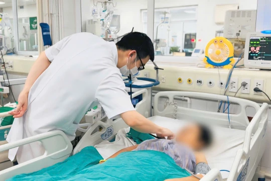 Bị sốc nhiễm khuẩn nặng sau tiêm khớp vai tại phòng khám tư