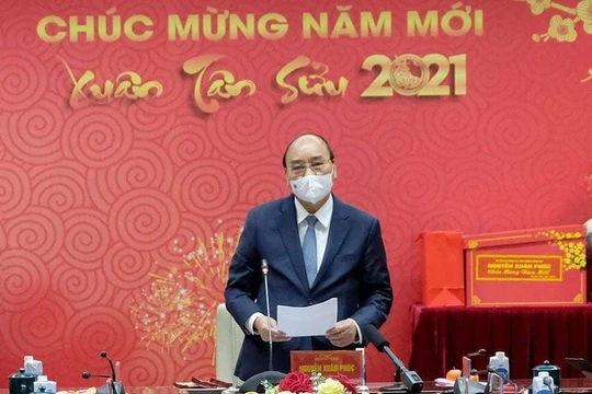 Thủ tướng Nguyễn Xuân Phúc đánh giá cao sự hy sinh của các “chiến sĩ áo trắng”