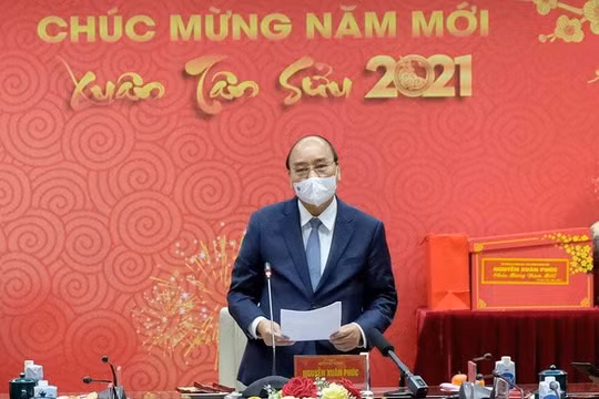 Thủ tướng Nguyễn Xuân Phúc đánh giá cao sự hy sinh của các “chiến sĩ áo trắng”