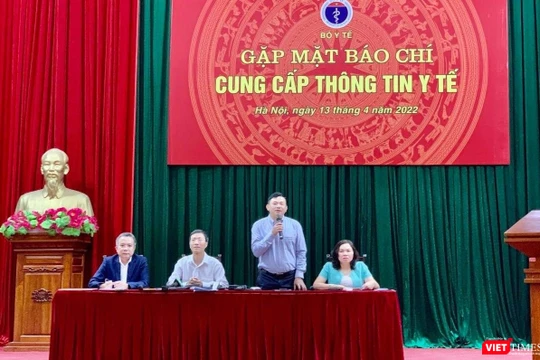 Ông Nguyễn Đình Anh - Vụ trưởng Vụ Truyền thông Thi đua - Khen thưởng (Bộ Y tế) chủ trì cuộc gặp mặt báo chí về chiến dịch tiêm chủng cho trẻ 5-12 tuổi