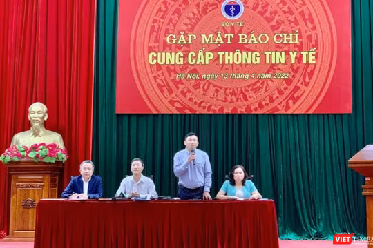 Ông Nguyễn Đình Anh - Vụ trưởng Vụ Truyền thông Thi đua - Khen thưởng (Bộ Y tế) chủ trì cuộc gặp mặt báo chí về chiến dịch tiêm chủng cho trẻ 5-12 tuổi