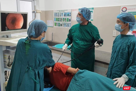 GS. Piter Martinez Beniter khámvà điều trị cho người bệnh 