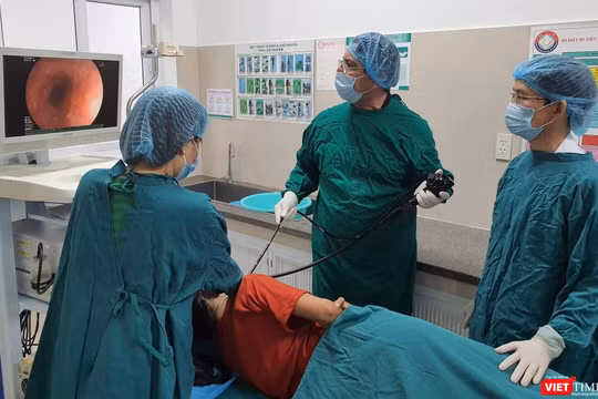 GS. Piter Martinez Beniter khámvà điều trị cho người bệnh 