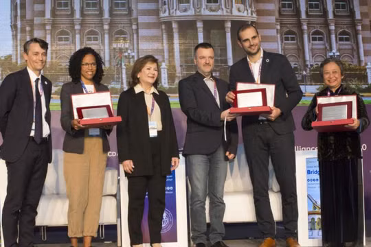 NCDs-VN cùng với 2 tổ chức khác được vinh danh tại diễn đàn Phòng chống bệnh không lây nhiễm (NCDs) toàn cầu lần thứ ba. Ảnh: Hồng Hạnh.