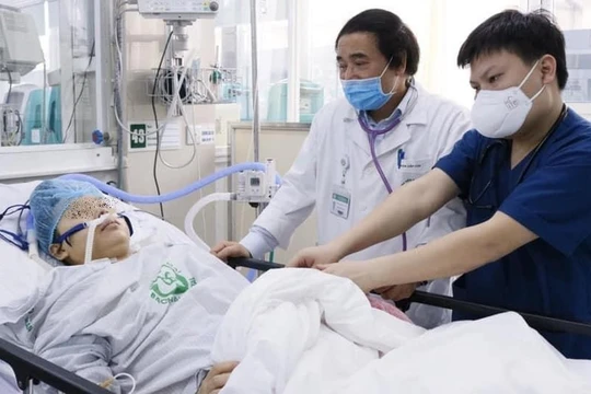 Các bác sĩ Bệnh viện Bạch Mai chăm sóc cho bệnh nhân