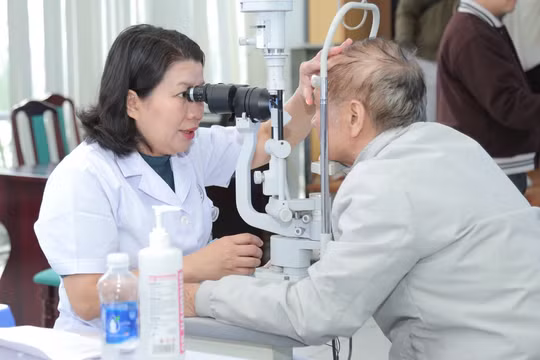 Khám, cấp thuốc miễn phí cho hơn 200 người khuyết tật, sàng lọc người cần ghép giác mạc