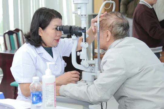 Khám, cấp thuốc miễn phí cho hơn 200 người khuyết tật, sàng lọc người cần ghép giác mạc