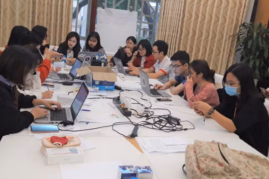 Các sinh viên Trường Đại học Y Hà Nội tham gia hỗ trợ Ban Chỉ đạo phòng, chống dịch COVID-19 của Bộ