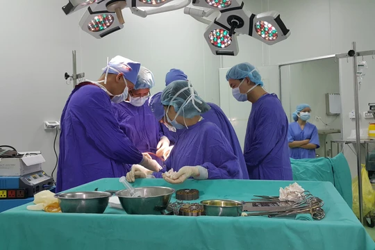  Thanh toán trực tiếp cho bệnh nhân sẽ giúp các bác sĩ chủ động trong điều trị (ảnh: Thu Hương)